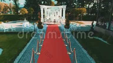 在美丽的婚礼设置与白色原型和红地毯的鸟瞰。